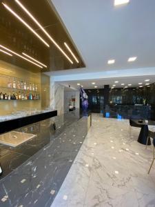 eine Lobby mit Marmorboden und einer Bar in der Unterkunft Hotel Elsa in Milano Marittima