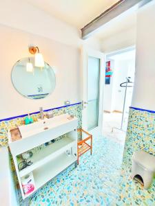 y baño con lavabo y espejo. en Monolocale Azzurro Procida en Procida