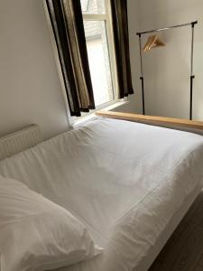 Postel nebo postele na pokoji v ubytování The Grey Town House