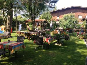Um jardim no exterior de Hotel Tiroler Stuben