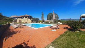 Bazén v ubytování Agriturismo LUCERTOLA nebo v jeho okolí