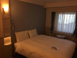 首爾的住宿－Toyoko Inn Seoul Yeongdeungpo，酒店客房设有床和窗户。