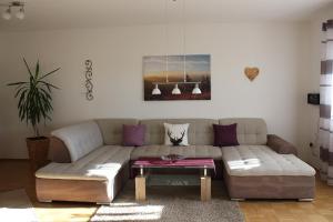 sala de estar con sofá y mesa en FW Scheifele en Zwiesel