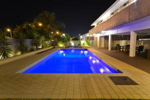 Swimming pool sa o malapit sa Bentley Motel