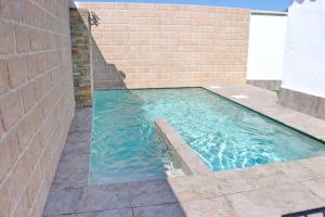 The swimming pool at or close to Bungalow La Roa I