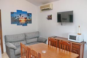 A television and/or entertainment centre at Bungalow La Roa I