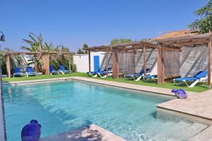 The swimming pool at or close to Bungalow La Roa I