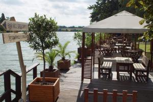 restauracja ze stołami i krzesłami nad wodą w obiekcie Šeberák - ubytování v chatičkách a v luxusních stanech w Pradze +22 zdjęcia