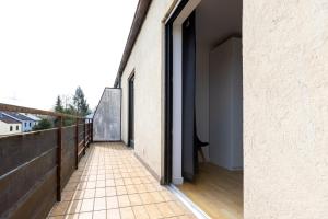 an empty balcony of a house with a view at Großzügiges Ferienhaus in ruhiger Lage in Würzburg