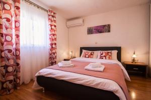 sypialnia z dużym łóżkiem z dwoma ręcznikami w obiekcie Holiday Home Baki w Bol
