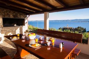 een eettafel met uitzicht op de oceaan bij Holiday Home Baki in Bol