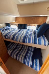 A bed or beds in a room at Mad Moment-Two Bedroom Luxury Motor Boat In Lymington
