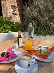 Foto da galeria de Hostal Illes Pitiüses em Sant Ferran de Ses Roques