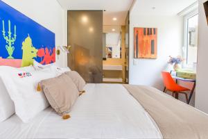 een slaapkamer met een groot bed en een bureau bij Bairro Alto Music Guest House in Lissabon