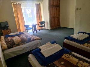 Posteľ alebo postele v izbe v ubytovaní OWR Relax - Hostel położony blisko atrakcji turystycznych