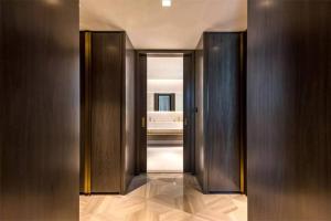 Ένα ή περισσότερα κρεβάτια σε δωμάτιο στο Five Palm Luxury Beach Villa with Private Pool, Panoramic Views, and Jacuzzi by Exclusive Holiday Homes +40 φωτογραφίες