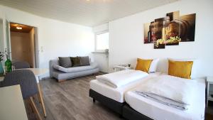 una habitación con una cama y un sofá y una mesa en Geräumige Wohnung mit Balkon - Zentral - Kostenloses Parken, en Würzburg