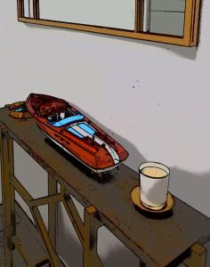 obraz łodzi na stole z kubkiem w obiekcie appartement carqueiranne le port w mieście Carqueiranne