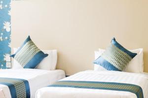 Postel nebo postele na pokoji v ubytování Blooming Suites