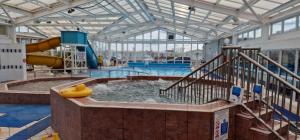 Swimmingpoolen hos eller tæt på Staycation Coastfields Holiday Park JG84