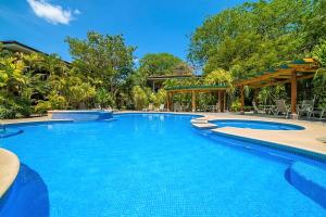 صورة لـ Palm Tree Resort with Pool 5 Min Walk to 3 Beaches في Tempate