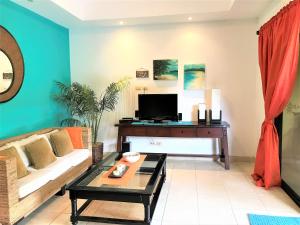 صورة لـ Palm Tree Resort with Pool 5 Min Walk to 3 Beaches في Tempate