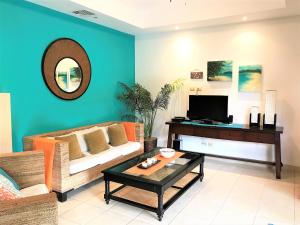 صورة لـ Palm Tree Resort with Pool 5 Min Walk to 3 Beaches في Tempate