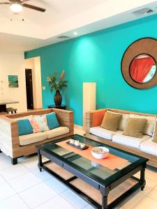 صورة لـ Palm Tree Resort with Pool 5 Min Walk to 3 Beaches في Tempate