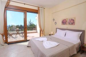 Postel nebo postele na pokoji v ubytování Beautiful view villa in Possidi, Halkidiki