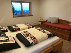 1 dormitorio con 2 camas y ventana en Ferienwohnung NaturZeit en Sankt Englmar