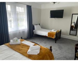 Habitación de hotel con 2 camas y toallas. en The Red Lion Hotel, en Chester-le-Street
