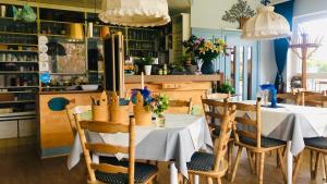 una sala da pranzo con tavolo e alcune sedie di Hotel-Restaurant Berghof a Johannesberg