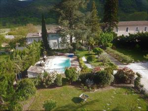 eine Luftansicht eines Hauses mit Pool in der Unterkunft Maison Bersane in Le Poujol-sur-Orb