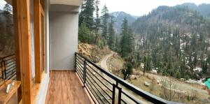 balcón con vistas a la montaña en Hidab Homes en Jibhi