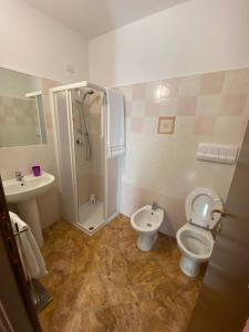 La salle de bains est pourvue d'une douche, de toilettes et d'un lavabo. dans l'établissement Albergo Bar Ristorante Vecchio Mulino, à Bobbio