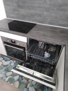 uma cozinha com um forno aberto com um rato em Salentino em Lequile
