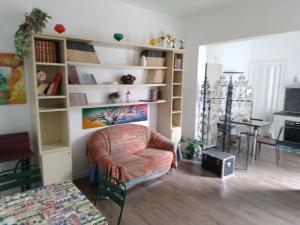 ein Wohnzimmer mit einem Sofa und einem Stuhl in der Unterkunft Salentino in Lequile