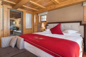Кровать или кровати в номере Riffelalp Resort 2222m +37 фотографий