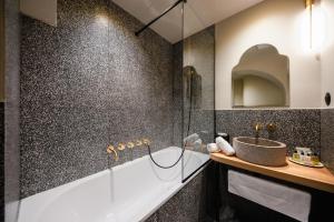 La salle de bains est pourvue d'une douche, d'un lavabo et d'une baignoire. dans l'établissement Hôtel de l'Abbaye Lyon - Boutique Hôtel, à Lyon