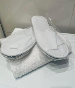 un par de zapatos sentados encima de una toalla en Elli apartament, en Gdynia