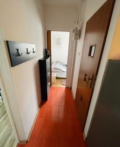 un pasillo que conduce a una habitación con puerta en Elli apartament, en Gdynia