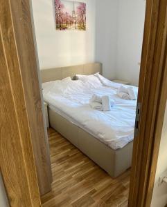 ein Bett mit zwei weißen Handtüchern darüber in der Unterkunft MM Sofy in Palisat