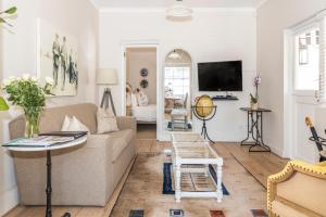un soggiorno con un divano e un tavolo di Petit Ermitage a Franschhoek