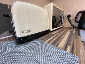 a toaster sitting on the floor in a room at Cosy studio apartment - recently renovated! in Mansfield