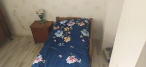 Rúm í herbergi á GEO Vake Guest House