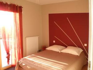 - une chambre avec un lit et une fenêtre dans l'établissement HEUREUX HASARD, à Clisson