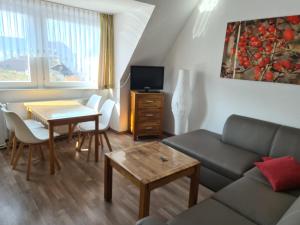 ein Wohnzimmer mit einer Couch und einem Tisch in der Unterkunft Seevilla Wietjes Whg 5 in Baltrum
