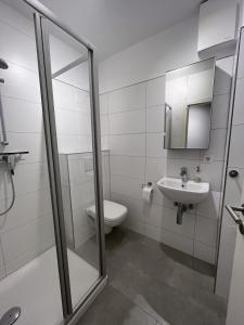 ein Bad mit einem WC und einem Waschbecken in der Unterkunft Appartementhaus Nige Ooge Ferienwohnung Nr. 1 in Cuxhaven