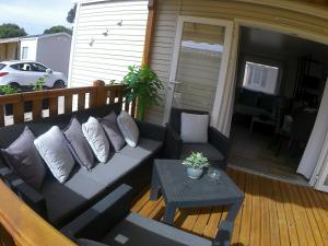 Mobil home moderne neuf et ultra équipé de 6 à 8 couchages的休息区