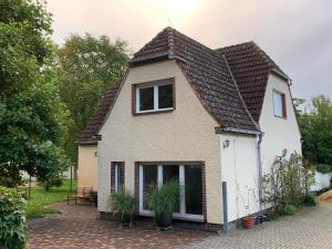a white house with a brown roof at Ferienhaus Spreewald in Luckau